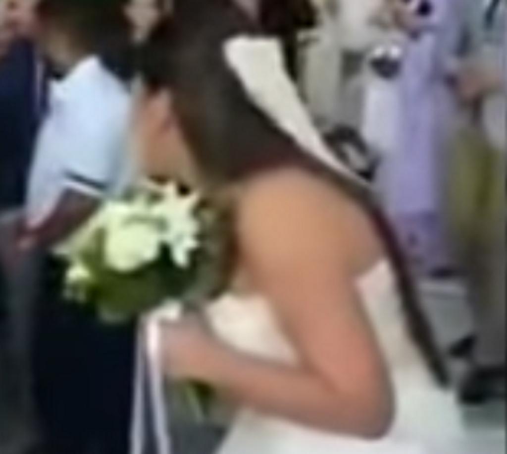 Καβάλα: Η κούκλα νύφη ξεκαρδίστηκε στα σκαλιά της εκκλησίας – Ο γάμος και οι εικόνες που συζητήθηκαν – video
