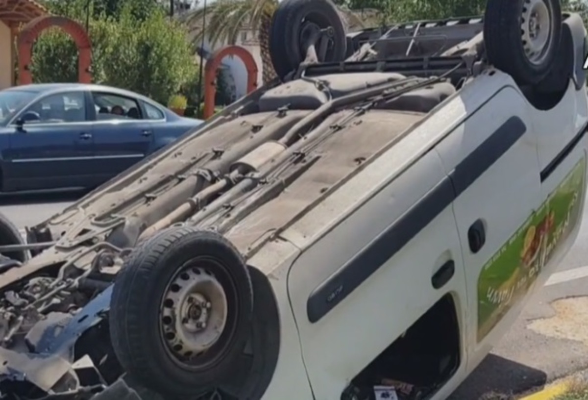 Ναύπλιο: Η αναστροφή που προκάλεσε καραμπόλα – Στο νοσοκομείο ένας από τους οδηγούς – video