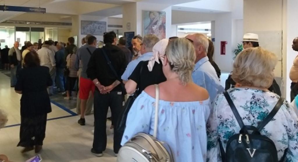 Βόλος: Ατελείωτες ουρές στο νοσοκομείο για να κλείσουν ραντεβού με γιατρό – Κάποιοι περίμεναν μάταια [pics]