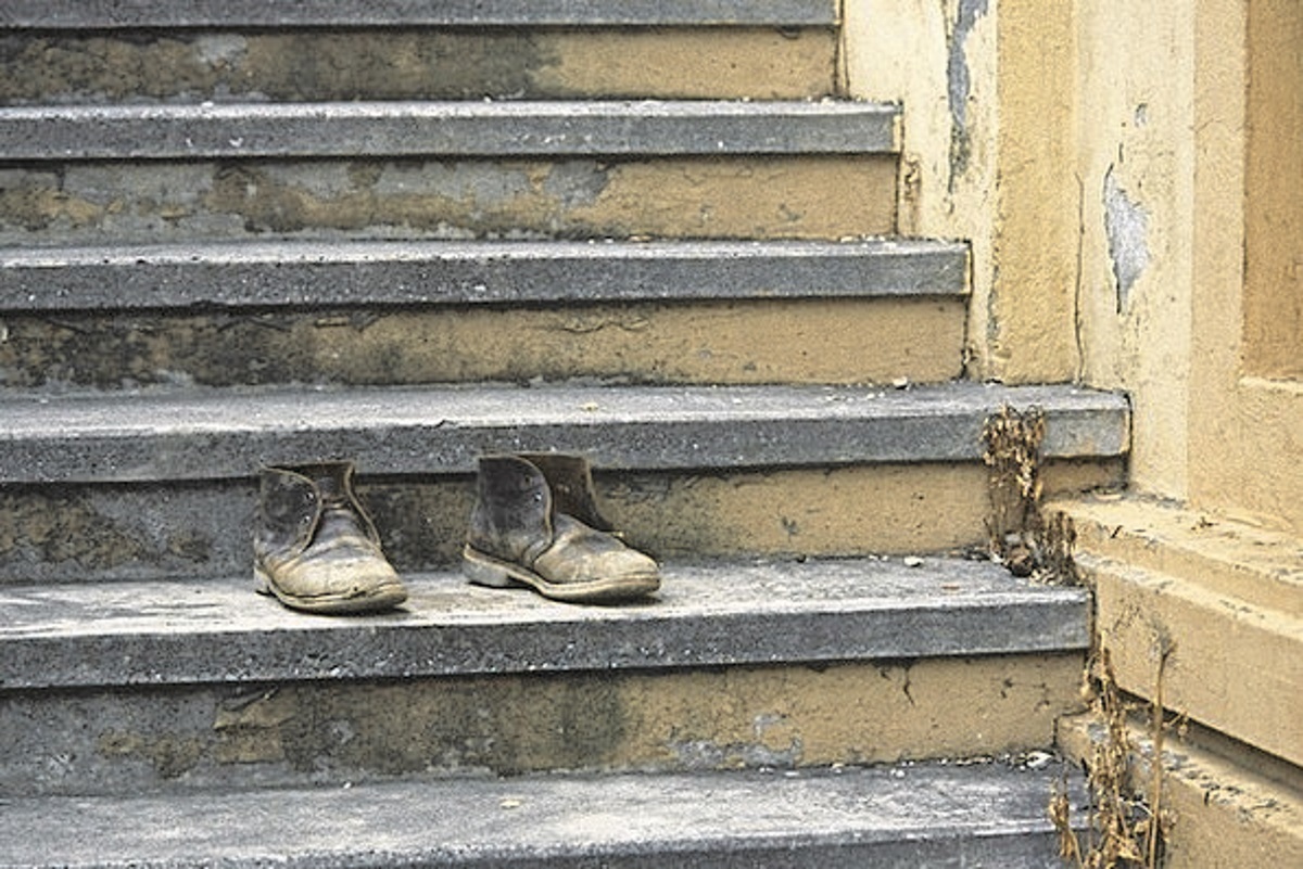 «Ανέβαινα τελευταία τα σκαλιά στο σχολείο για να μη φαίνονται τα παπούτσια μου που ήταν σκισμένα»