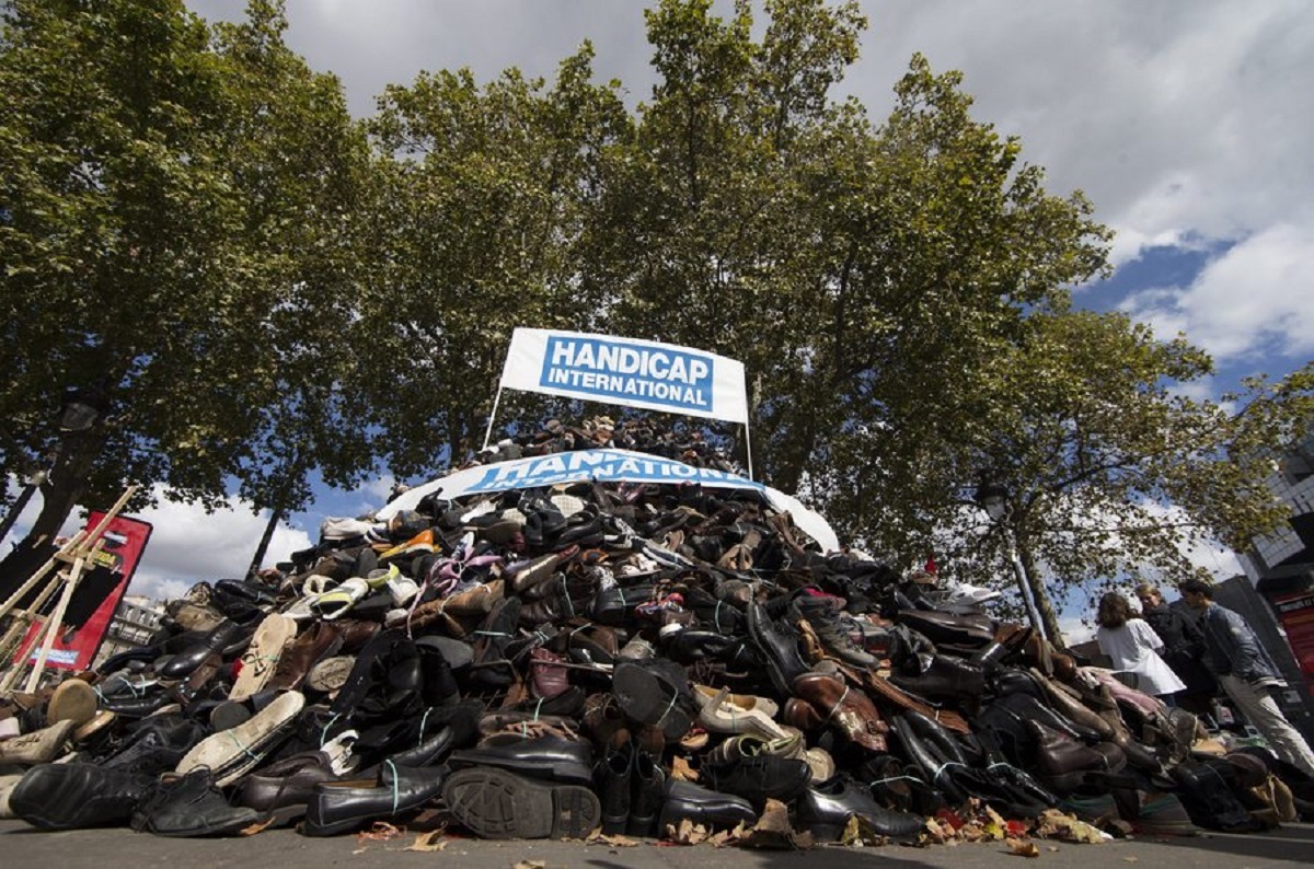 Παρίσι: Ρίξτε… παπούτσια, όχι βόμβες