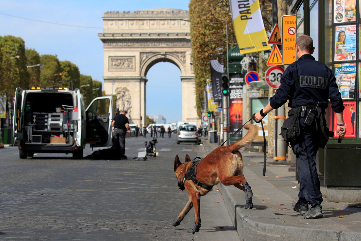 Συναγερμός στο Παρίσι! Έρευνα της αστυνομίας για βόμβα σε ύποπτο όχημα