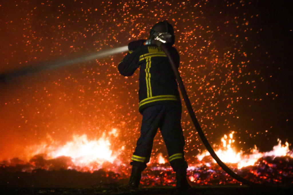 Υψηλός κίνδυνος πυρκαγιάς σε επτά περιφέρειες την Τρίτη