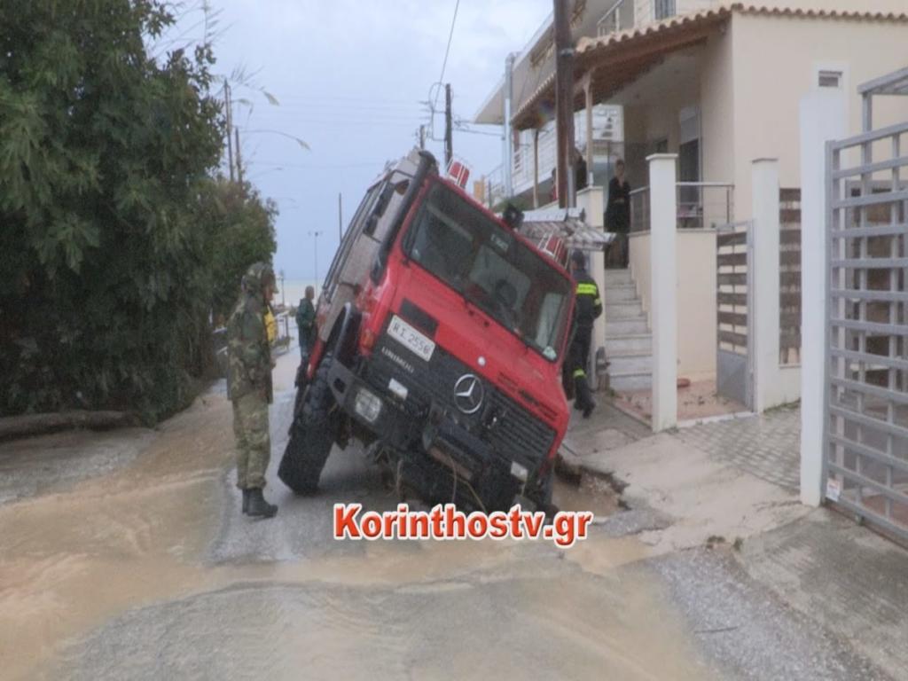 Κορινθία: Άνοιξε ο δρόμος και “ρούφηξε” όχημα της πυροσβεστικής – Χείμαρροι στο Ξυλόκαστρο παρασύρουν τα πάντα – video