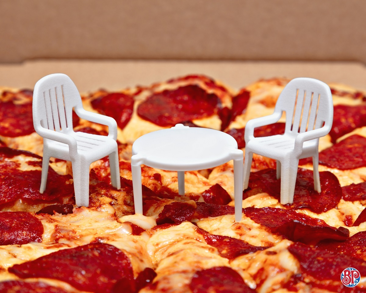 Η νέα πίτσα με… καρέκλες που «σαρώνει» το ίντερνετ [pics]