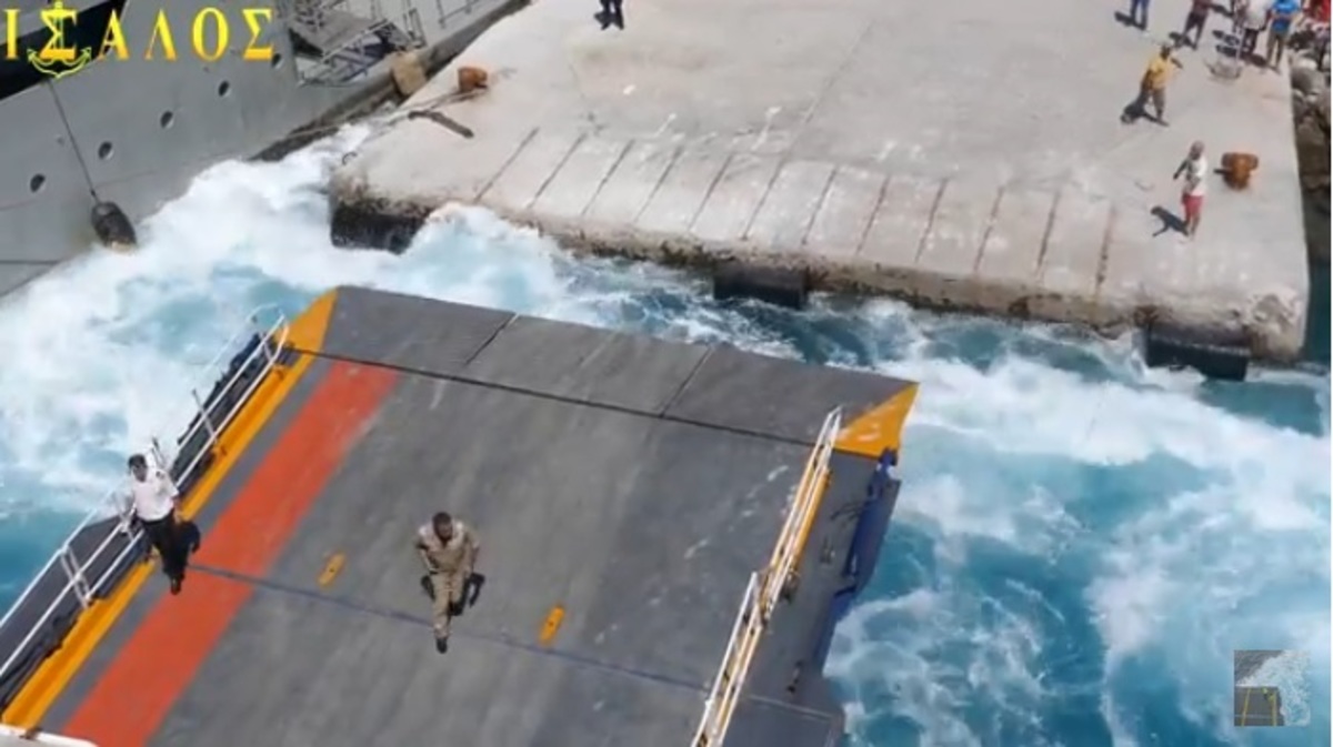 Σχοινούσα: Συνωστισμός στο λιμάνι – Η υδροφόρα που… «ταλαιπώρησε» το Blue Star Naxos – video