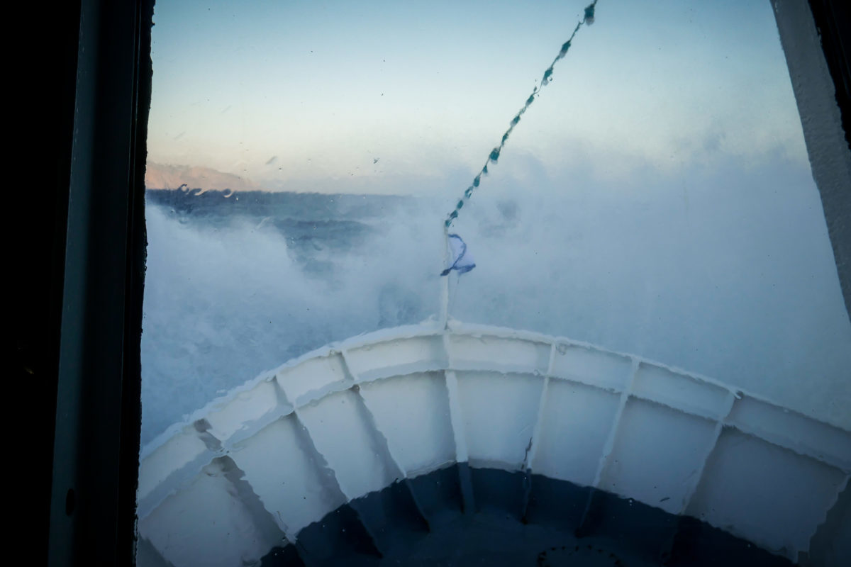 Καιρός: Η στιγμή που τα κύματα “καταπίνουν” το πλοίο Σκοπελίτης – Οι ισχυροί άνεμοι φέρνουν αυτές τις εικόνες!