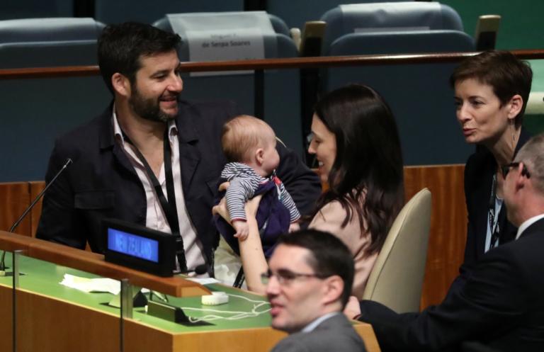 “Έλιωσαν” στα Ηνωμένα Έθνη με το “πρώτο μωρό” της Νέας Ζηλανδίας! [pics]