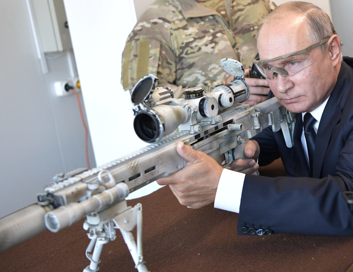 Ο Πούτιν πήρε το… καλάσνικοφ κι άνοιξε πυρ! Video
