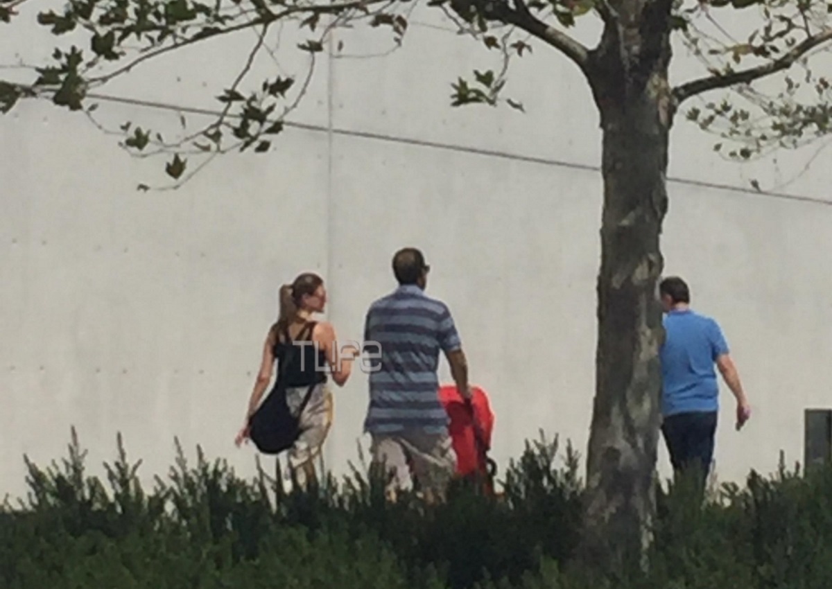 Γαβριήλ Σακελλαρίδης – Ράνια Τζίμα: Βόλτα με την κόρη τους [pics]