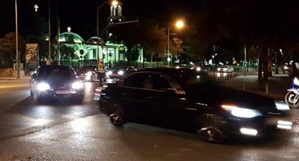 Θεσσαλονίκη: Η αυτοκινητοπομπή που “πρόδωσε” τα μεσάνυχτα την άφιξη του Αλέξη Τσίπρα για τη ΔΕΘ – video