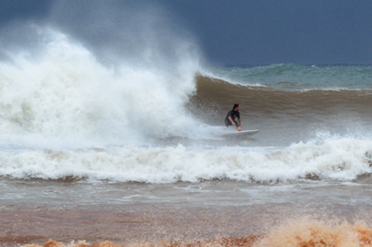 Μεσσηνία: Τα απίστευτα του μεσογειακού κυκλώνα – Κάνουν σερφ και προσπαθούν να δαμάσουν τα κύματα – video