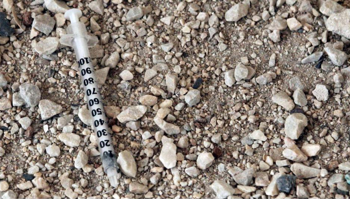 Κρήτη: Εννιάχρονος έπαιζε στην άμμο και του καρφώθηκε σύριγγα στο πόδι