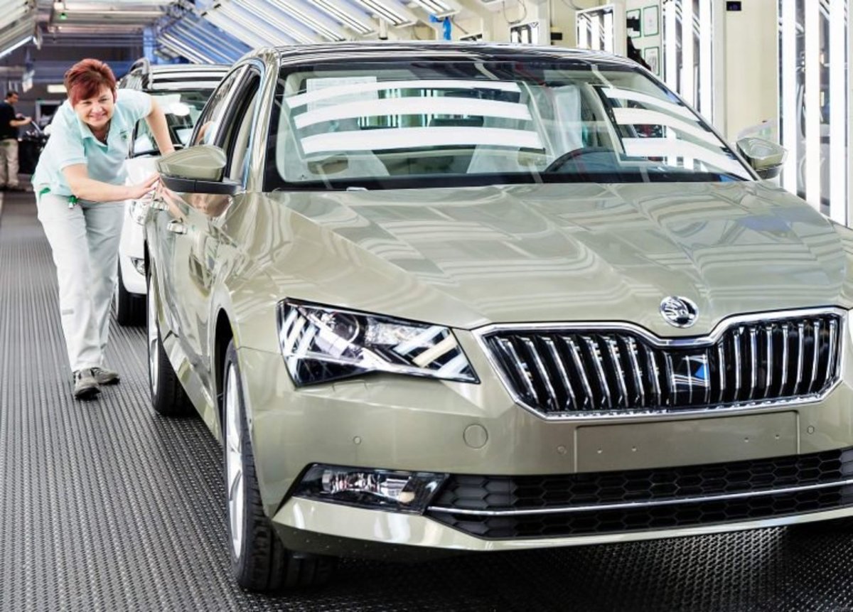 «Εμφύλιος» Skoda-VW για τη μεταφορά της παραγωγής του Superb στη Γερμανία