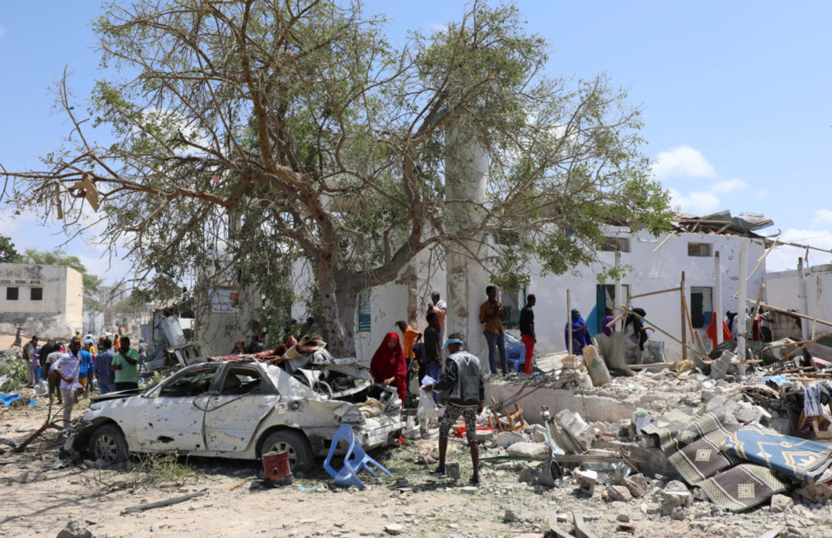 Τραγωδία στην Σομαλία – Αυτοκίνητο παγιδευμένο με εκρηκτικά έπεσε πάνω σε κτίριο – Έξι νεκροί [pics]