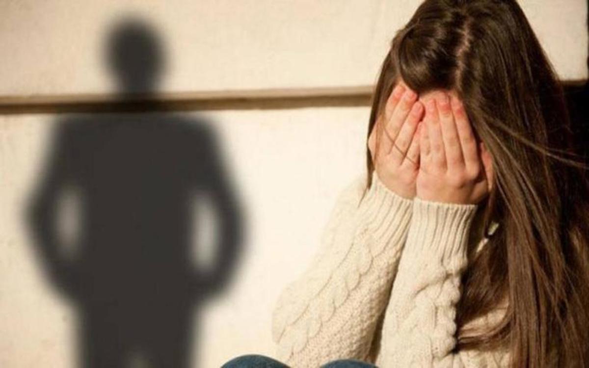 Σοκάρει ο «καθοδηγητικός» ρόλος της συζύγου παιδεραστή στην κακοποίηση 12χρονης