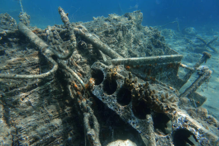 Το Reuters “βούτηξε” και βρήκε μια θάλασσα από σκουπίδια στα ελληνικά νησιά [pics]