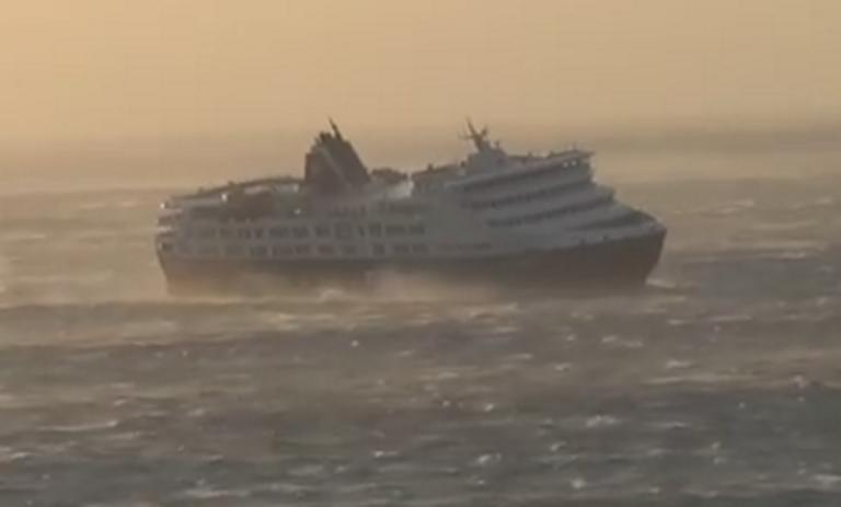 Τήνος: Η στιγμή που πλοίο παίρνει κλίση από τα 10 μποφόρ – Τα χρειάστηκαν οι επιβάτες του Superferry – video