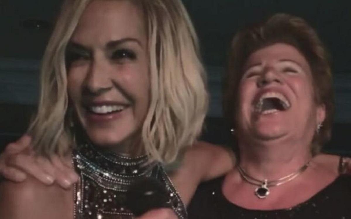 Η Πρώτη Κυρία της Κύπρου τραγουδά μαζί με την Άννα Βίσση στη συναυλία της! [vid]