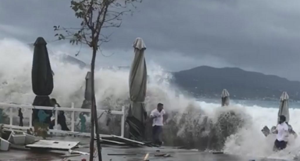 Καλαμάτα: Η στιγμή που τεράστια κύματα “καταπίνουν” ανθρώπους – Κόλαση η εθνική οδός σε δύο σημεία – video