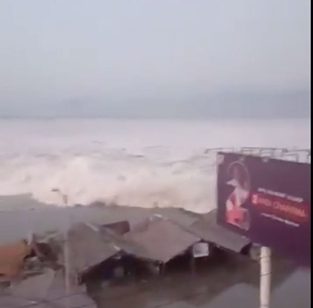 Τσουνάμι δυο μέτρων χτύπησε την Ινδονησία! [video]