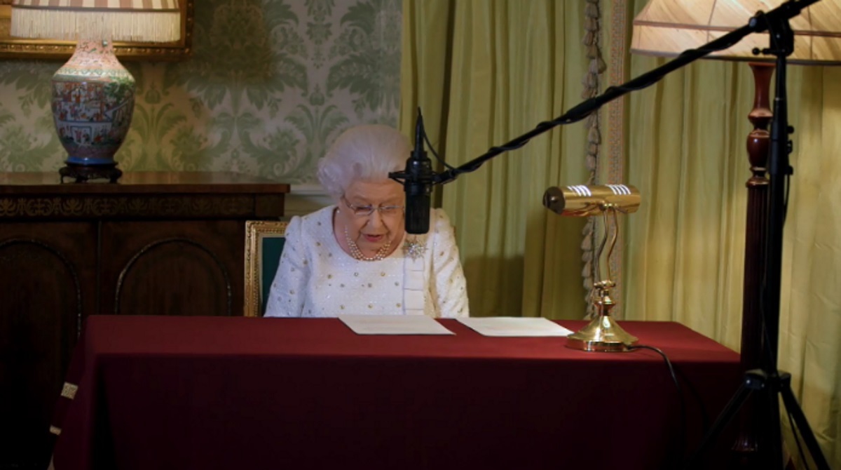 Βασίλισσα Ελισάβετ: Το απρόοπτο στην ηχογράφηση του χριστουγεννιάτικου μηνύματος! Πώς αντέδρασε – Video