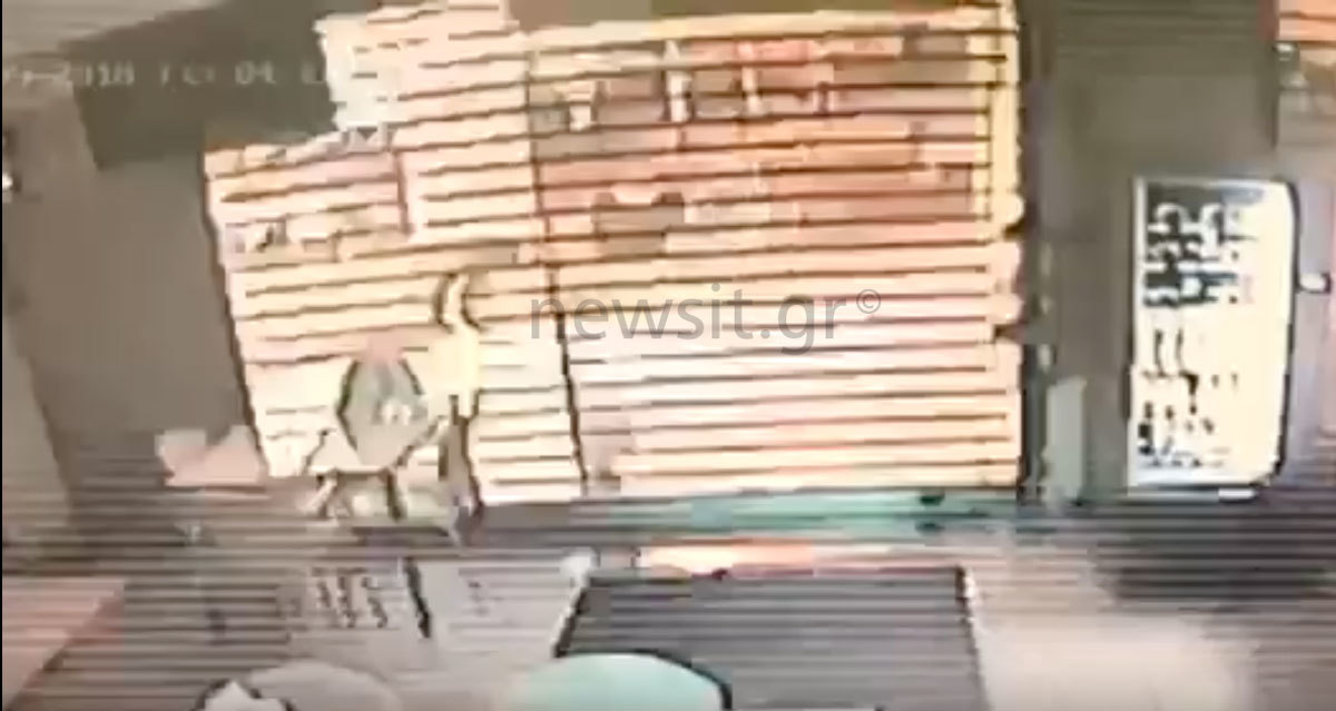 Η στιγμή της έκρηξης στον Βύρωνα – Πως οι δράστες διέλυσαν το κατάστημα για να διαρρήξουν το ΑΤΜ – video