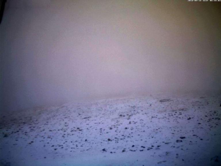 Όλυμπος: Αυτά είναι τα πρώτα χιόνια της σεζόν – Το έστρωσε σε υψόμετρο 2.650 μέτρων – video