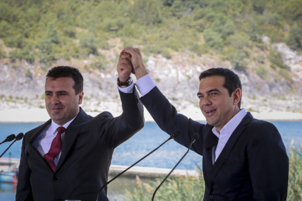 Δημοψήφισμα ΠΓΔΜ: Ο Τσίπρας τηλεφώνησε στον “γενναίο” Ζάεφ