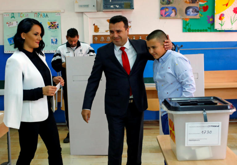 Συν γυναιξί και τέκνοις ψήφισε ο Ζάεφ στο δημοψήφισμα της ΠΓΔΜ – Δώρο… γενεθλίων θέλει ο Ντιμιτρόφ – Χαμηλή η συμμετοχή