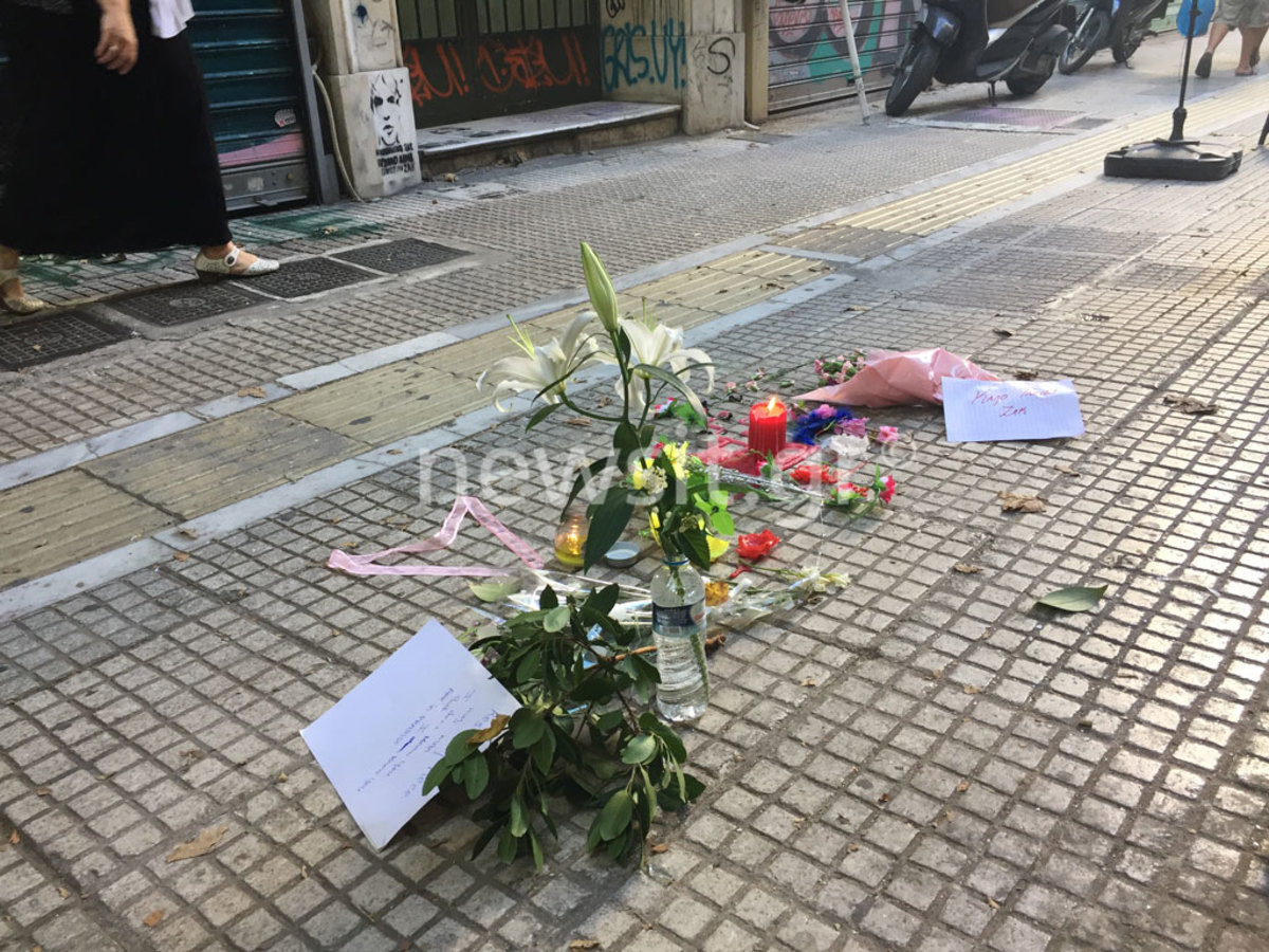 Ζακ Κωστόπουλος: Λίγα λουλούδια στο σημείο της άνανδρης επίθεσης – pics