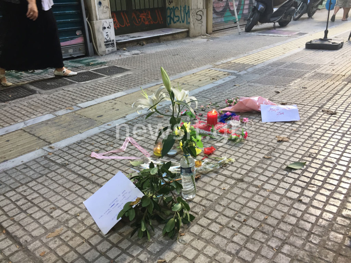 Ζακ Κωστόπουλος: Λίγα λουλούδια στο σημείο της άνανδρης επίθεσης – pics