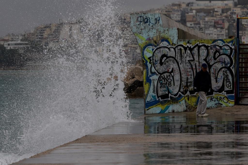 Καιρός – Κυκλώνας Ζορμπάς: Η Αττική… των στεναγμών! Προβλήματα σε δρόμους και λιμάνια