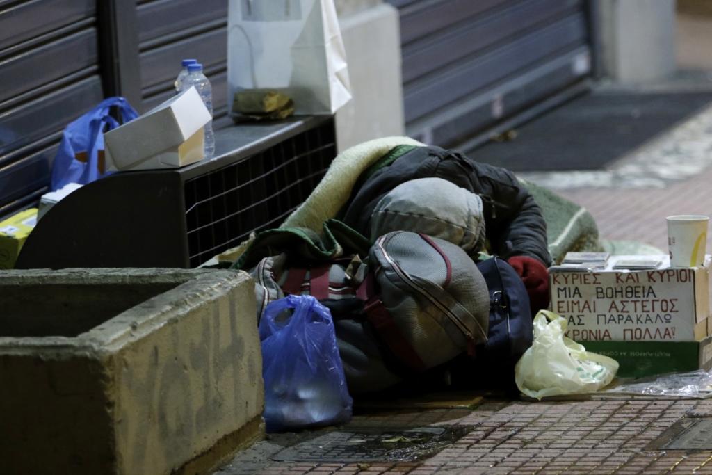 Βουλή: Έρχεται το 1ο νομοσχέδιο για τους άστεγους – Πότε ψηφίζεται το επίδομα στέγασης