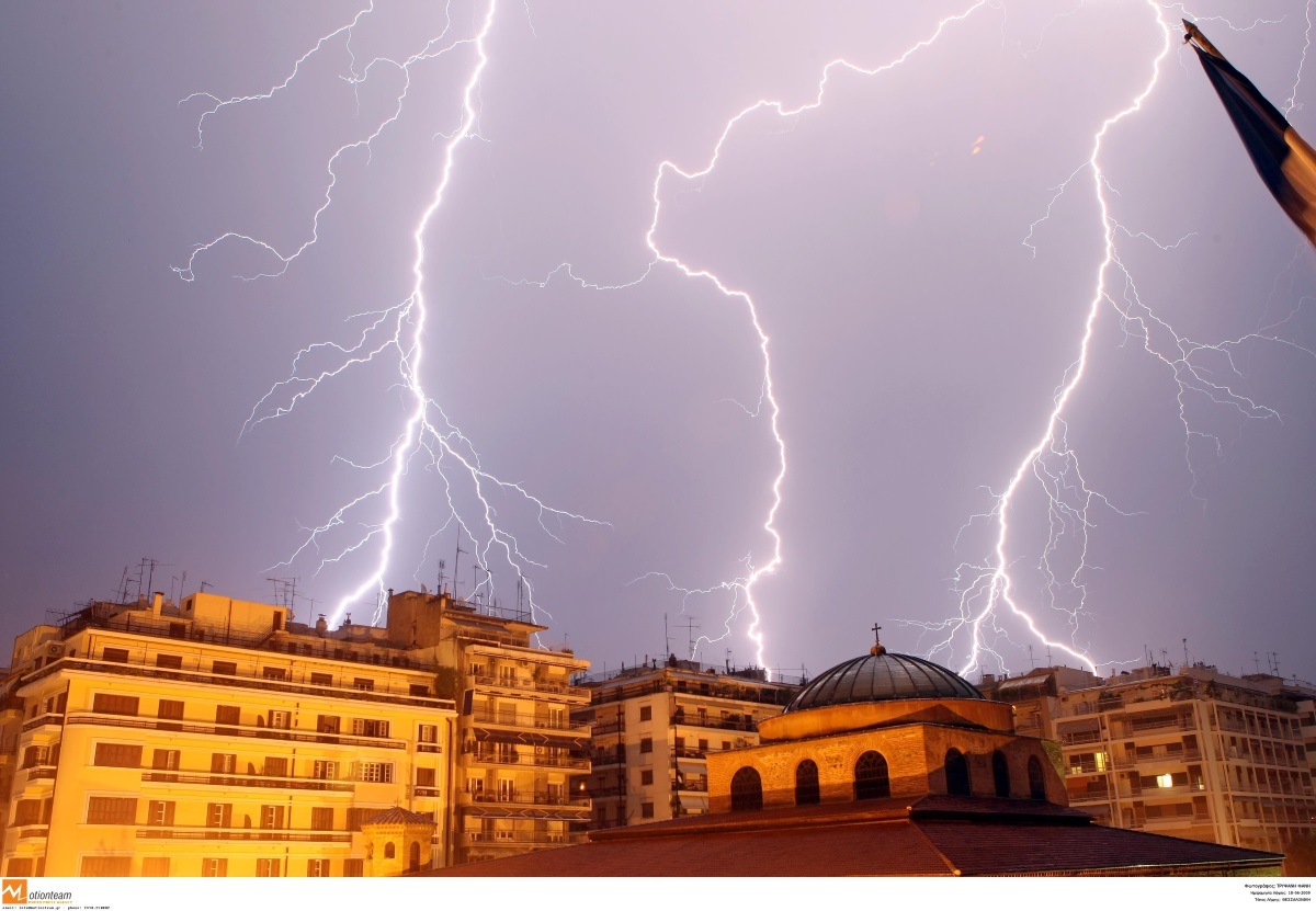 Καιρός: Τρομακτικός Ορέστης! 20.000 κεραυνοί μέσα σε λίγα 24ωρα