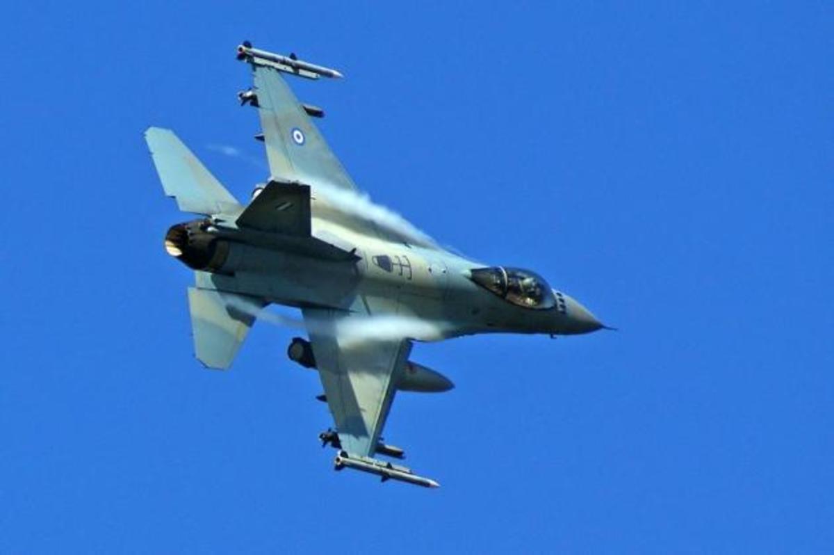 Τα ελληνικά «φτερά» κάλυψαν την Λευκωσία – Χαμηλές διελεύσεις F-16 πάνω από την παρέλαση [vid]