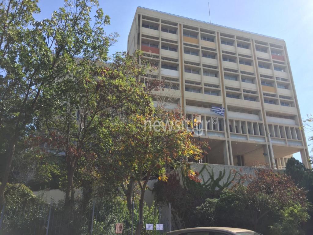 Μύλος με τον Ρουβίκωνα στη Φιλοσοφική – Καθηγητές και καταληψίες παίζουν τη γάτα με το ποντίκι!