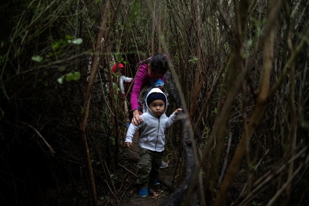 Τους τάζει δουλειά για να γυρίσουν στην Ονδούρα – Έφυγαν με το καραβάνι για Αμερική