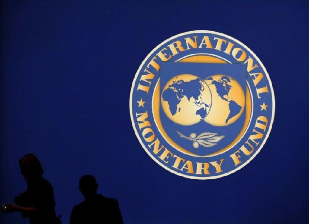 Καρότο και μαστίγιο από το ΔΝΤ – Βελτιώνει τις προβλέψεις αλλά δεν βλέπει λεφτά να περισσεύουν για παροχές