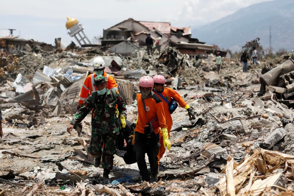Ινδονησία: 1.649 οι νεκροί από τον Εγκέλαδο και το τσουνάμι – 4 μωρά γεννήθηκαν την ώρα της τραγωδίας