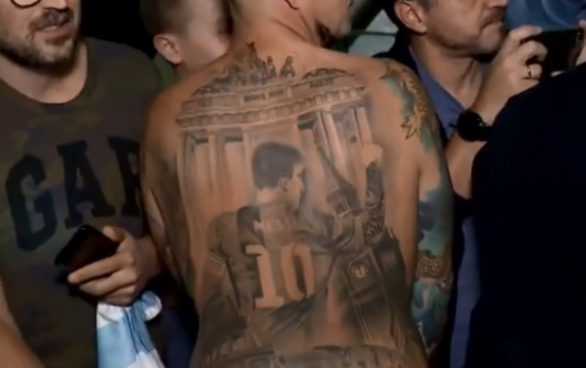 “Χτύπησε” τατουάζ τον Μέσι και πήρε και τη “σφραγίδα” του Αργεντινού! video