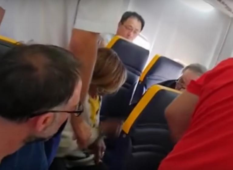 Εντοπίστηκε ο άνδρας που έκανε άθλια ρατσιστική επίθεση εναντίον γυναίκας σε πτήση της Ryanair – video