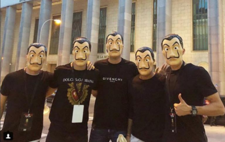 “Τρέλα” με “La Casa De Papel”! Ποδοσφαιριστές φόρεσαν μάσκες και πήγαν στο Νομισματοκοπείο [pic]