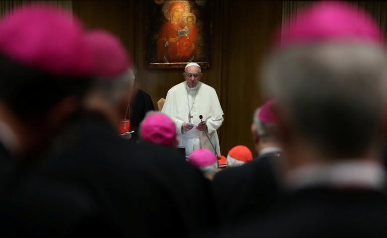 Ο Ιατρικός Σύλλογος «αφόρισε» τον Πάπα – Έξαλλοι για τη σύγκριση της άμβλωσης με πληρωμένο δολοφόνο