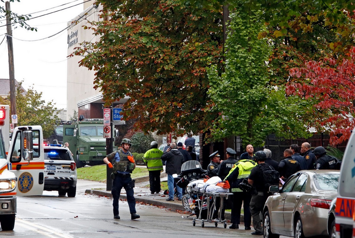 Αυτός είναι ο μακελάρης του Πίτσμπουργκ! Λευκός γενειοφόρος νεοναζιστής! – video