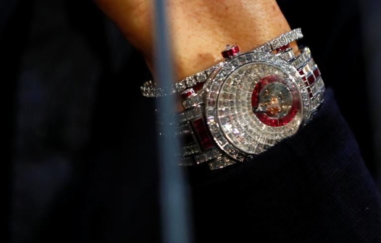 “Ζαλίζει” η αξία του ρολογιού του Ρονάλντο με τα 424 διαμάντια! [pics]