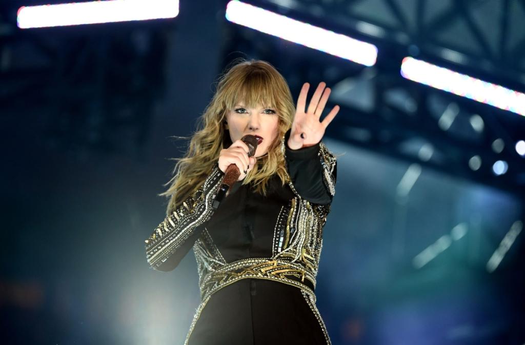 Taylor Swift: Είναι η γυναίκα καλλιτέχνης με τα περισσότερα βραβεία στην ιστορία των American Music Awards!
