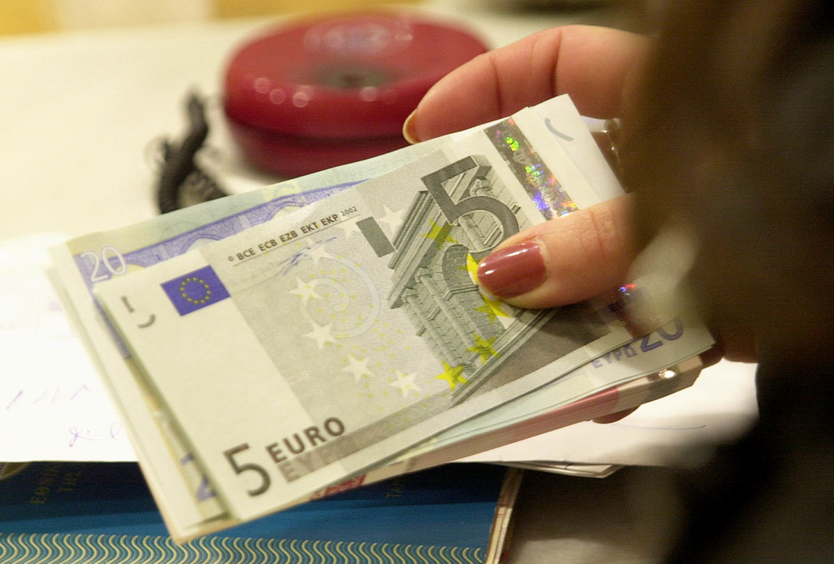 Συντάξεις: Ανατροπή στα δώρα – Πώς με μια αίτηση οι συνταξιούχοι μπορούν να κερδίσουν 600 ως 17.000 ευρώ!
