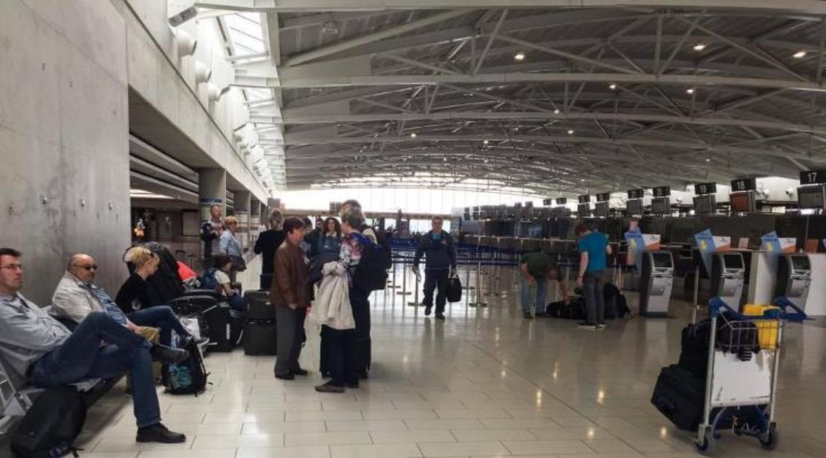 Εικόνες χάους στο αεροδρόμιο Λάρνακας από το “λουκέτο” της Cobalt Air – Οργισμένοι επιβάτες και απεγνωσμένοι υπάλληλοι