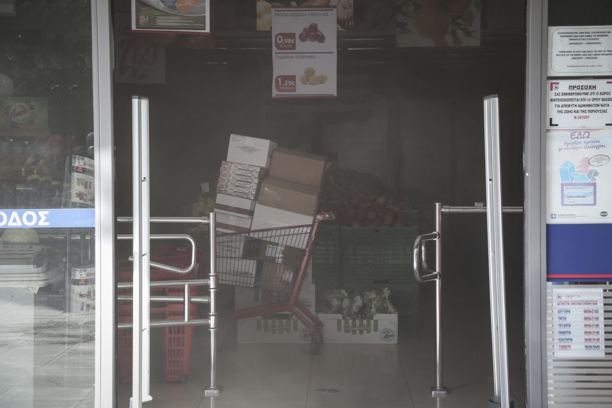 Υπό έλεγχο η φωτιά σε σούπερ μάρκετ στην Αγία Παρασκευή [pics]